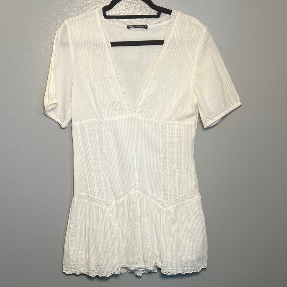 Zara V-Neck white eyelid and lace dress size Medium